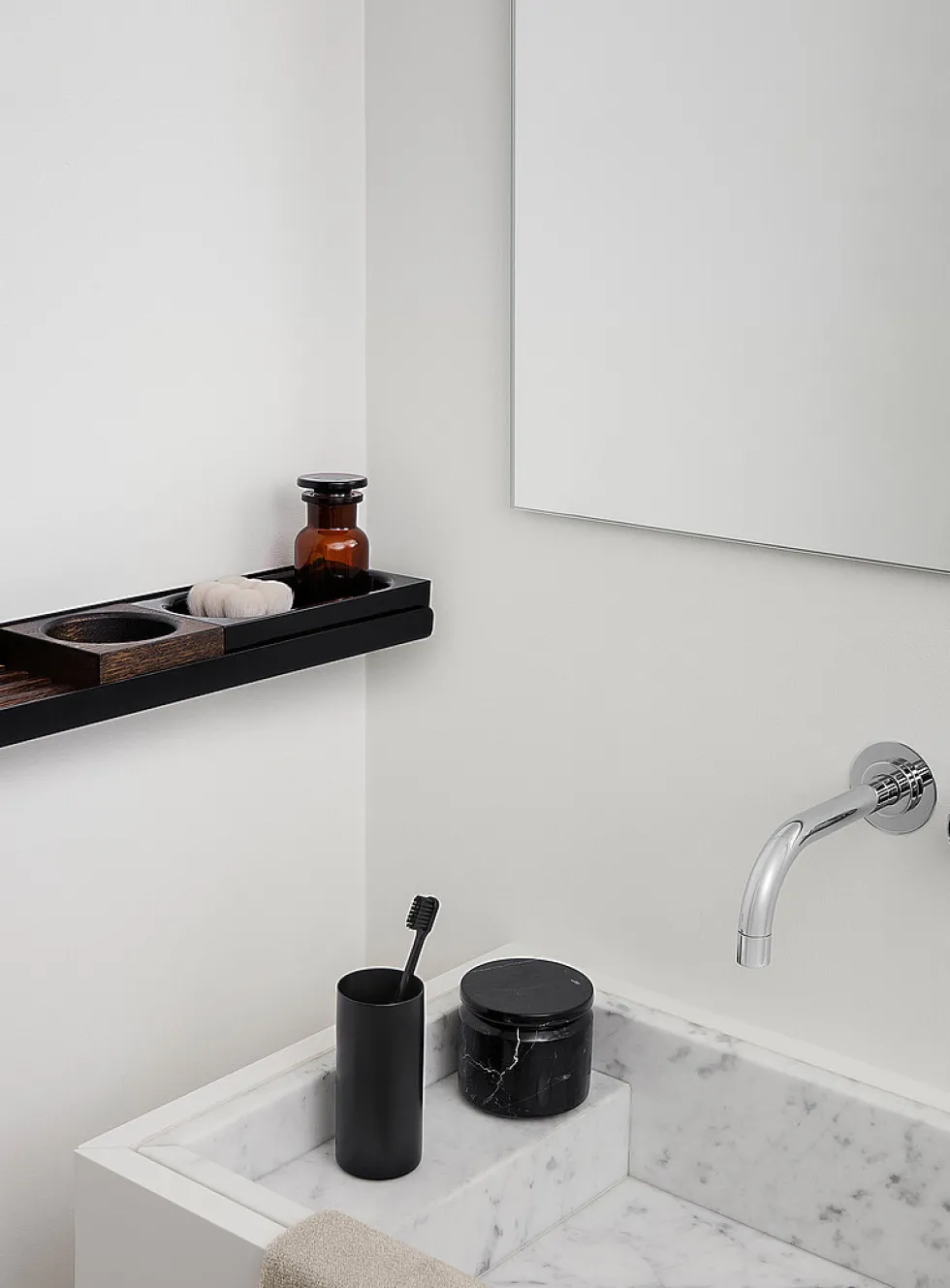 Modo steel wall shelf
