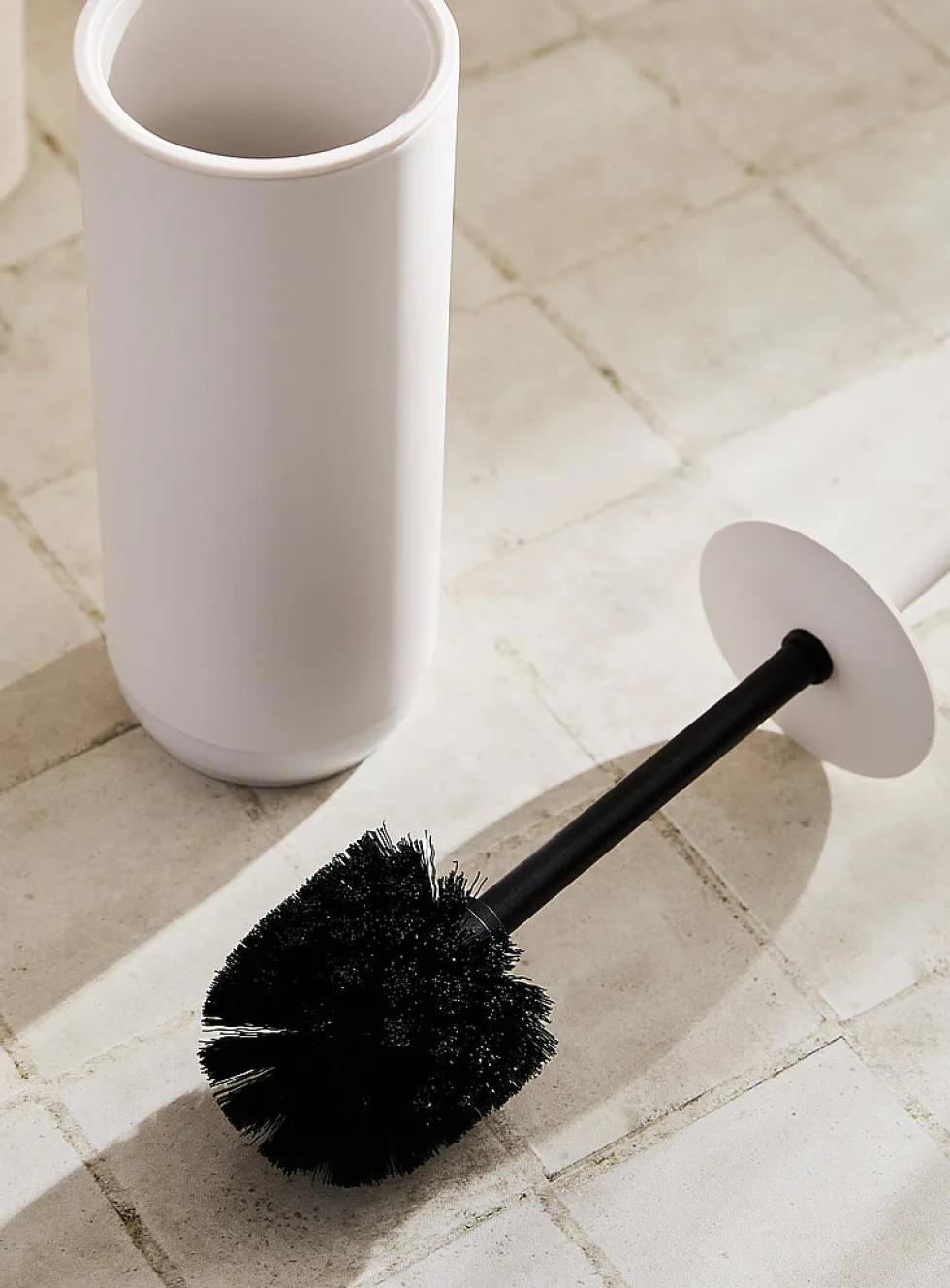 Monochromatic toilet brush