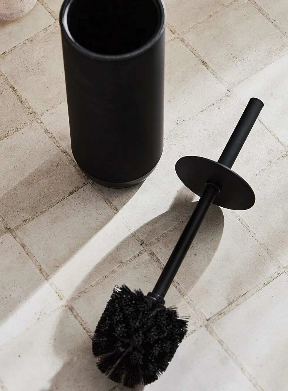 Monochromatic toilet brush