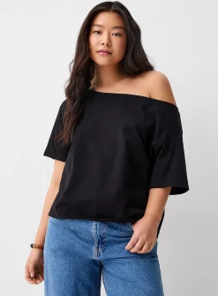 Off-the-shoulder T-shirt