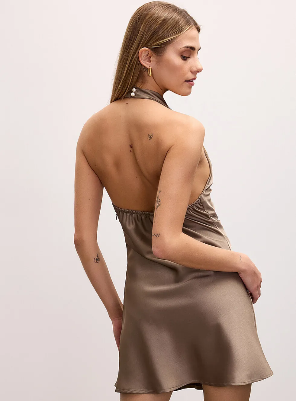 Open-back halter neckline satiny minidress