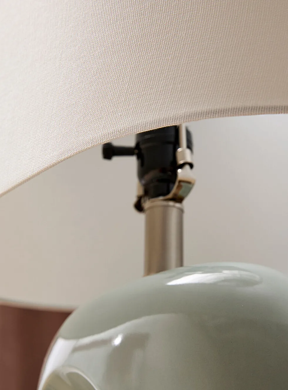 Openwork ceramic base table lamp