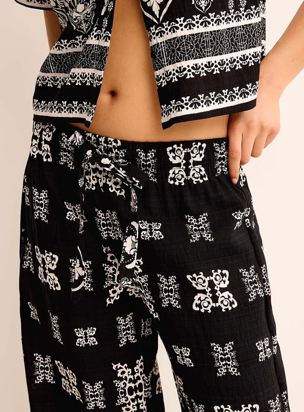 Ornamental pattern wide-leg pant