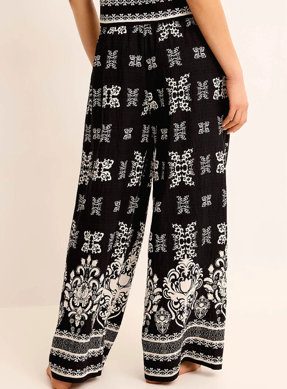 Ornamental pattern wide-leg pant