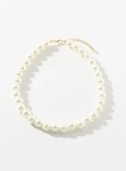 Oversized glistening pearl necklace