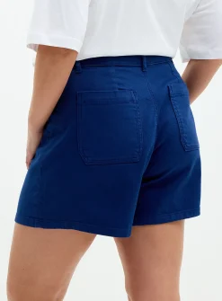 Patch pockets coloured denim short