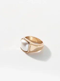 Pearly bead cabochon ring
