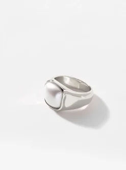Pearly bead cabochon ring