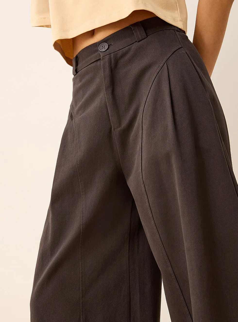 Pleated and topstitched twill barrel-leg pant