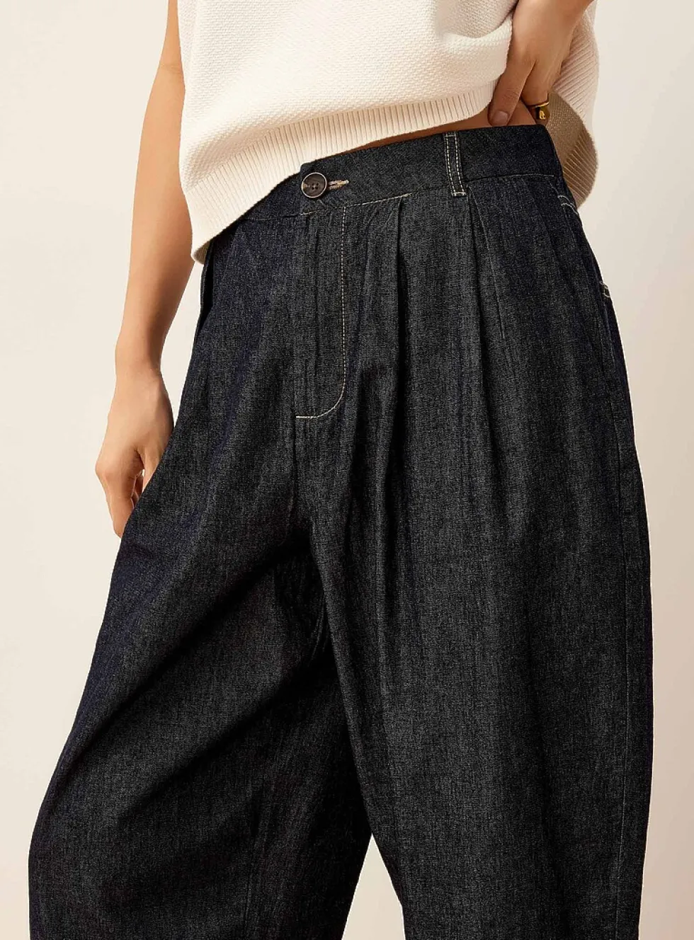 Pleated lightweight denim barrel-leg jean