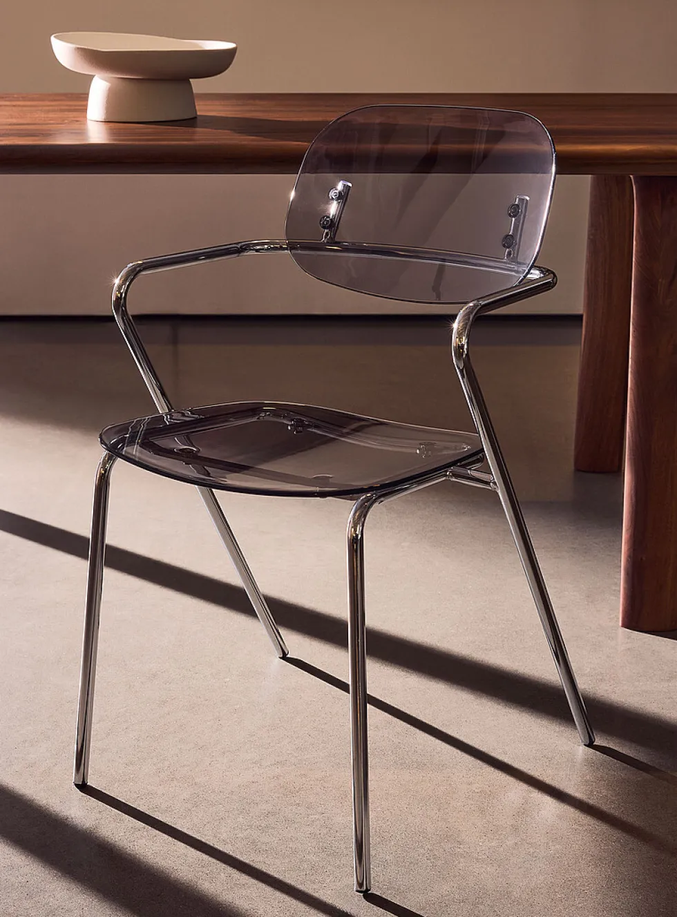 Polycarbonate and metal armrest chairs