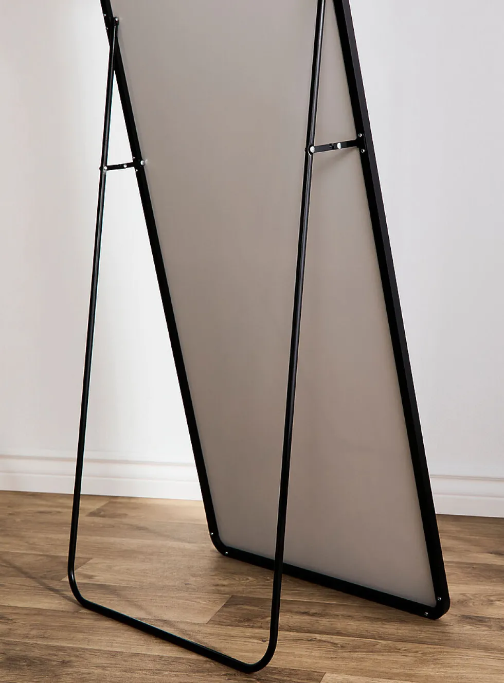 Rectangular standing mirror with rounded corners
