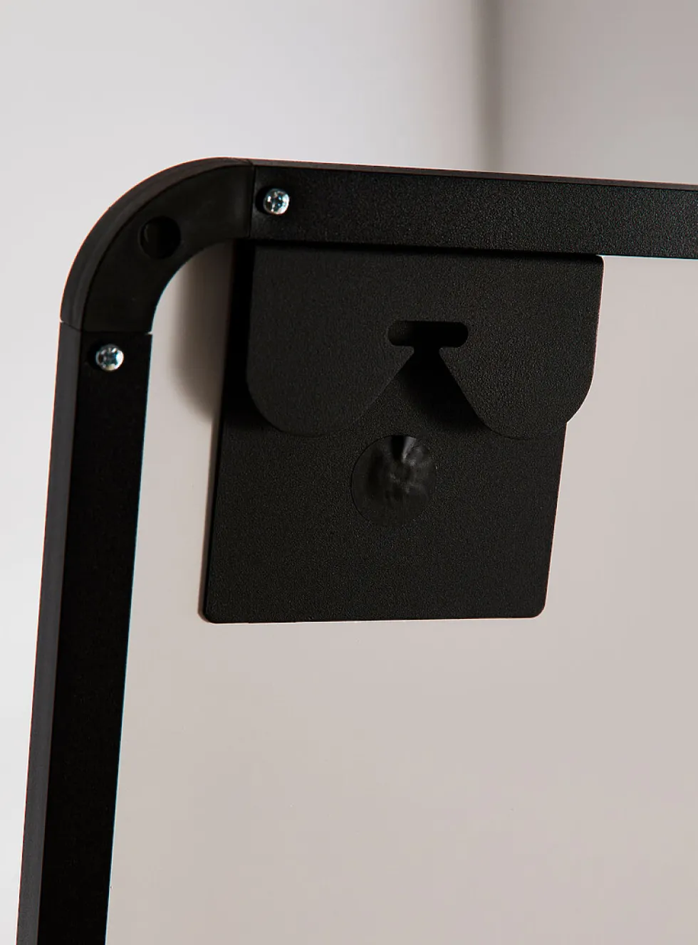 Rectangular standing mirror with rounded corners