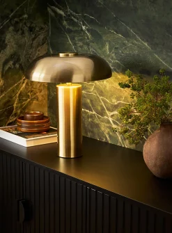 Round metal table lamp
