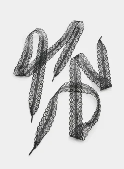 Scalloped lace laces