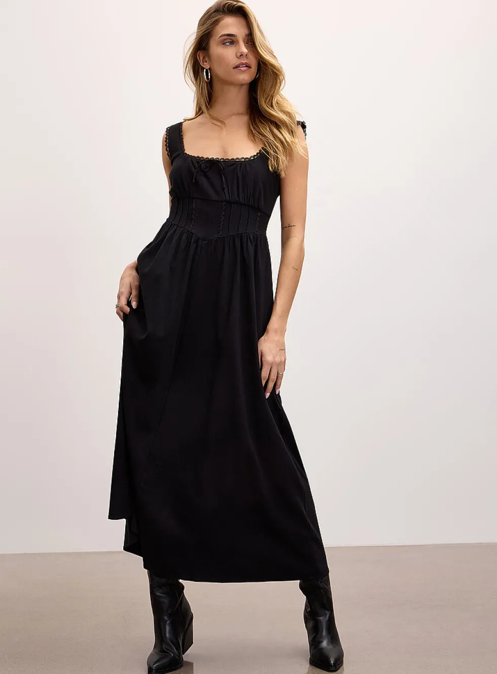 Scalloped square neckline bustier midi dress