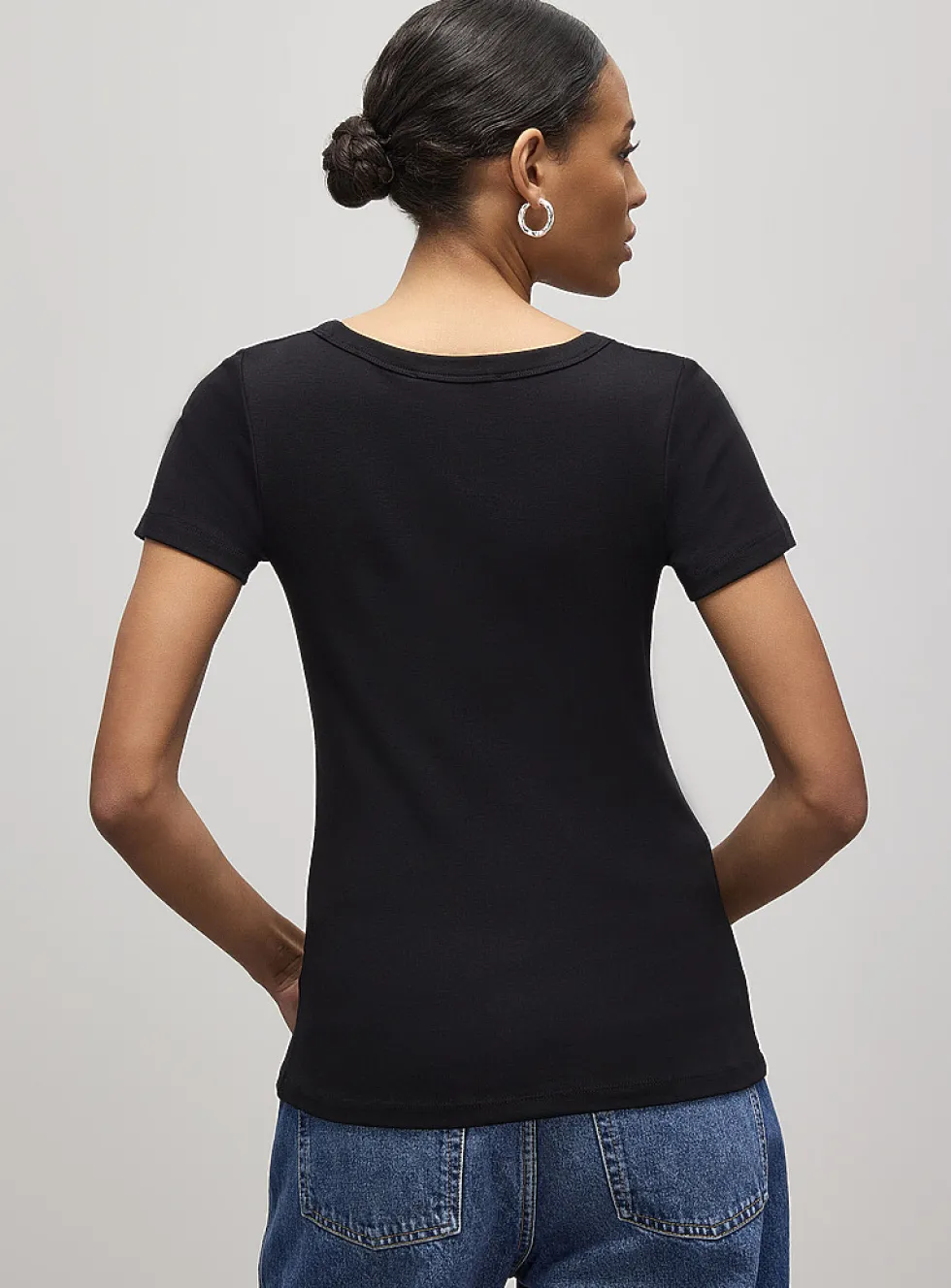 Scoop-neck fitted T-shirt