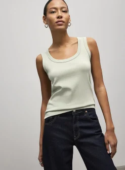 Scoop-neck slim-fit tank