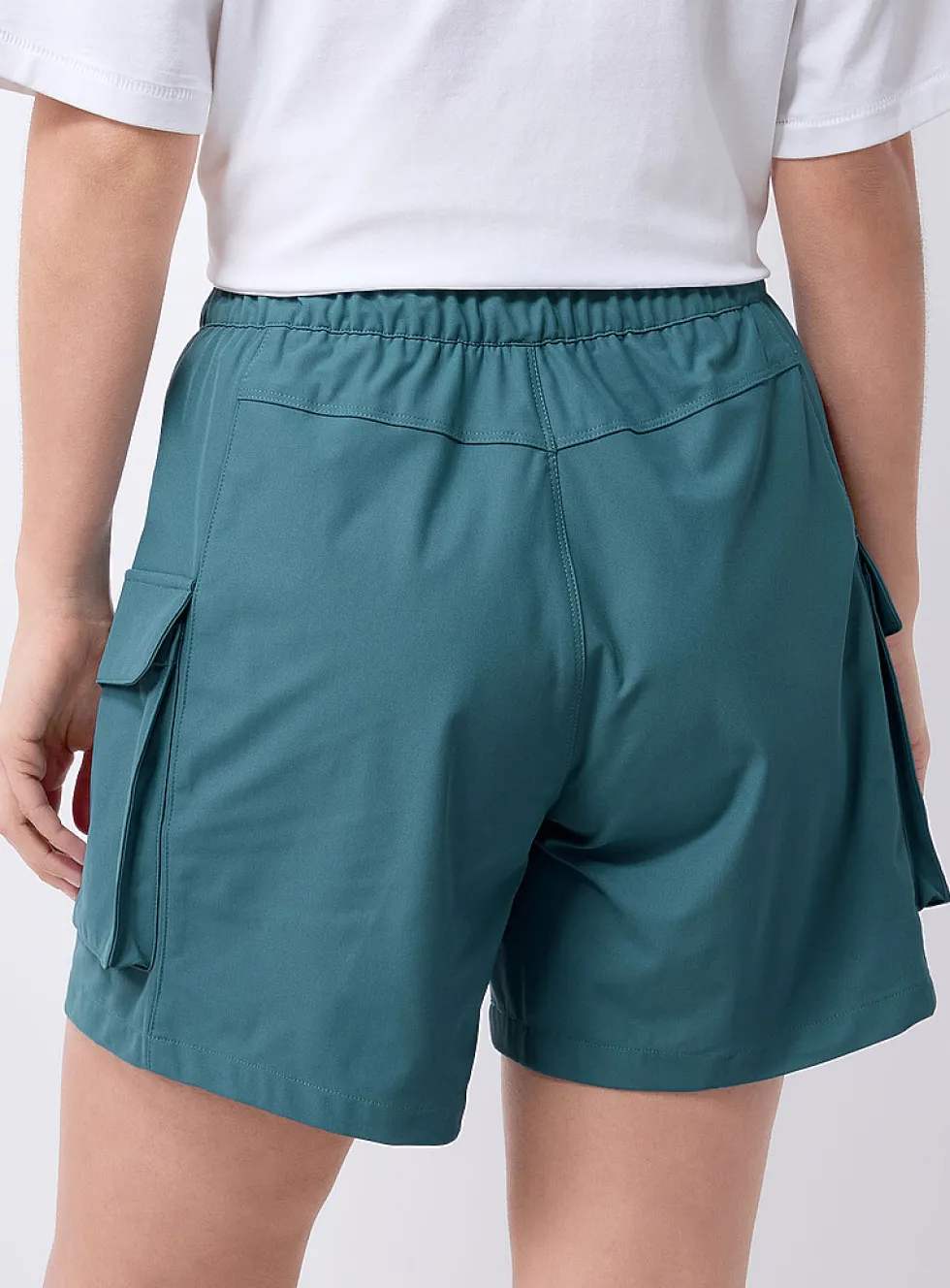Semi-elastic waist cargo short