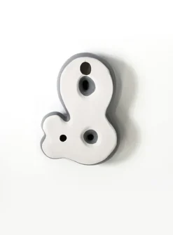 Semiporcelain ampersand wall ornament