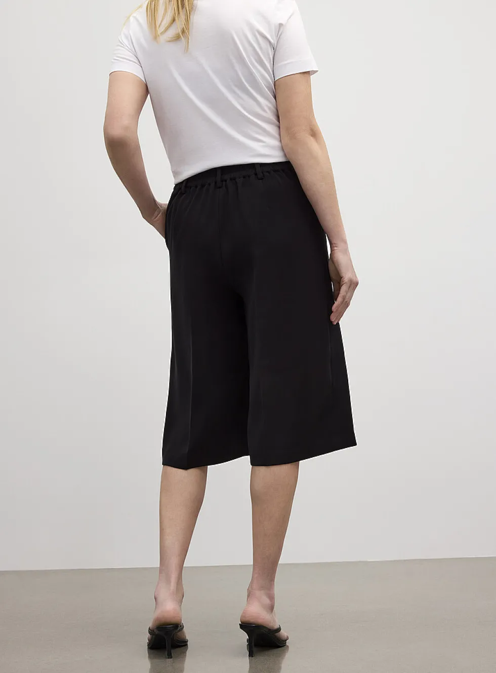 Silky pleated long Bermuda short