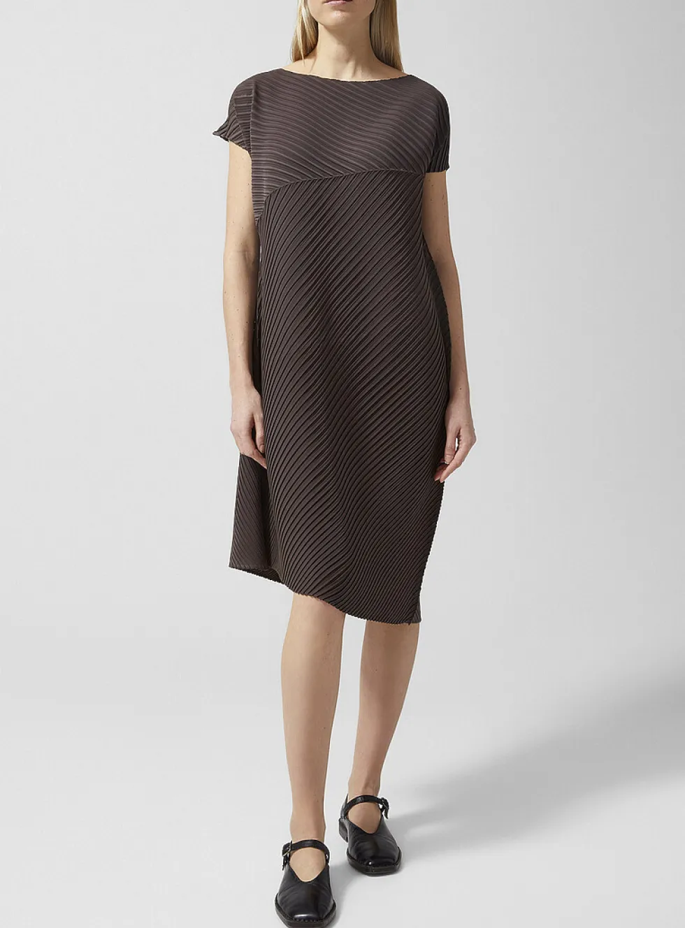Slanted pleating dress