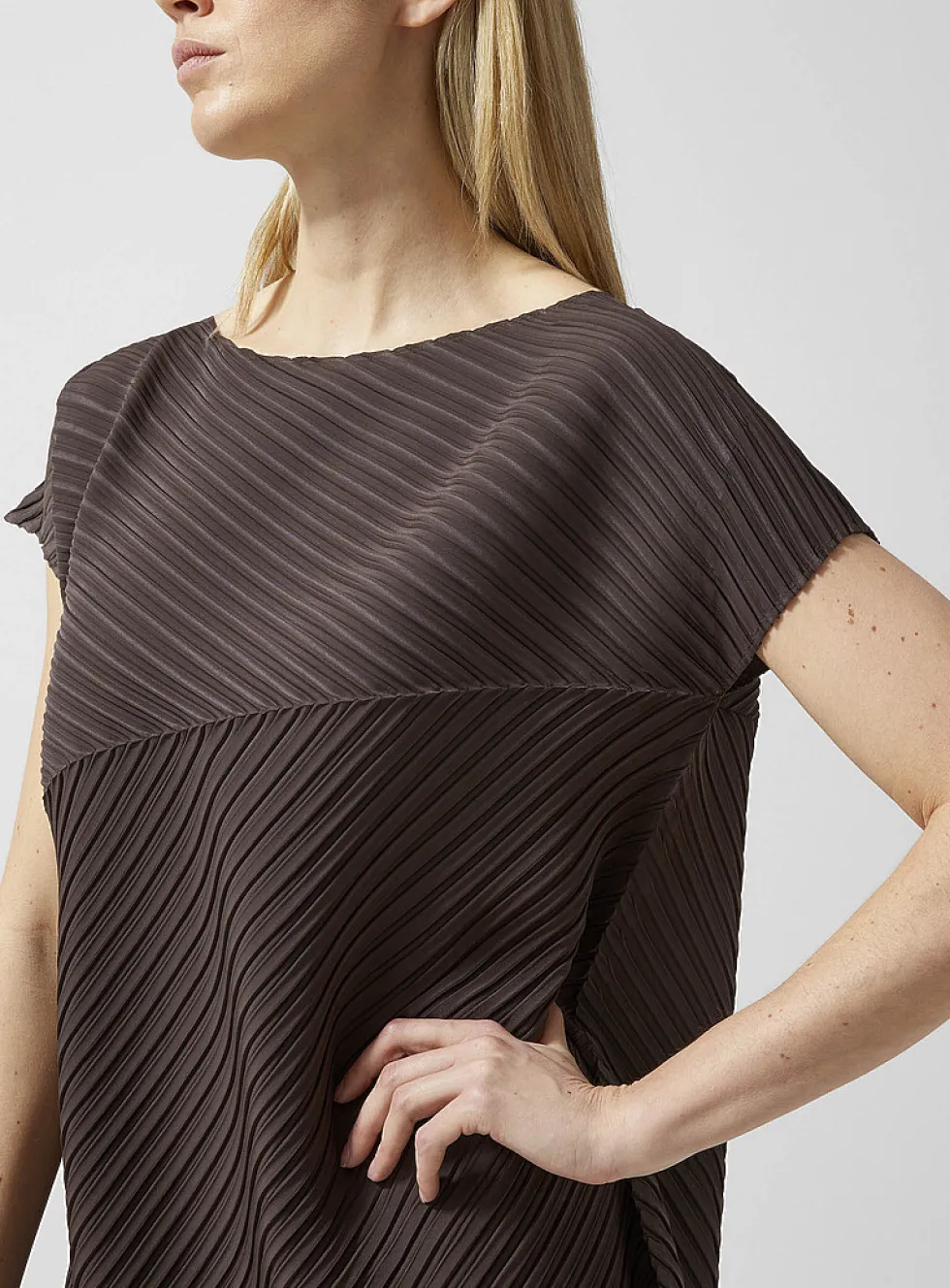 Slanted pleating dress