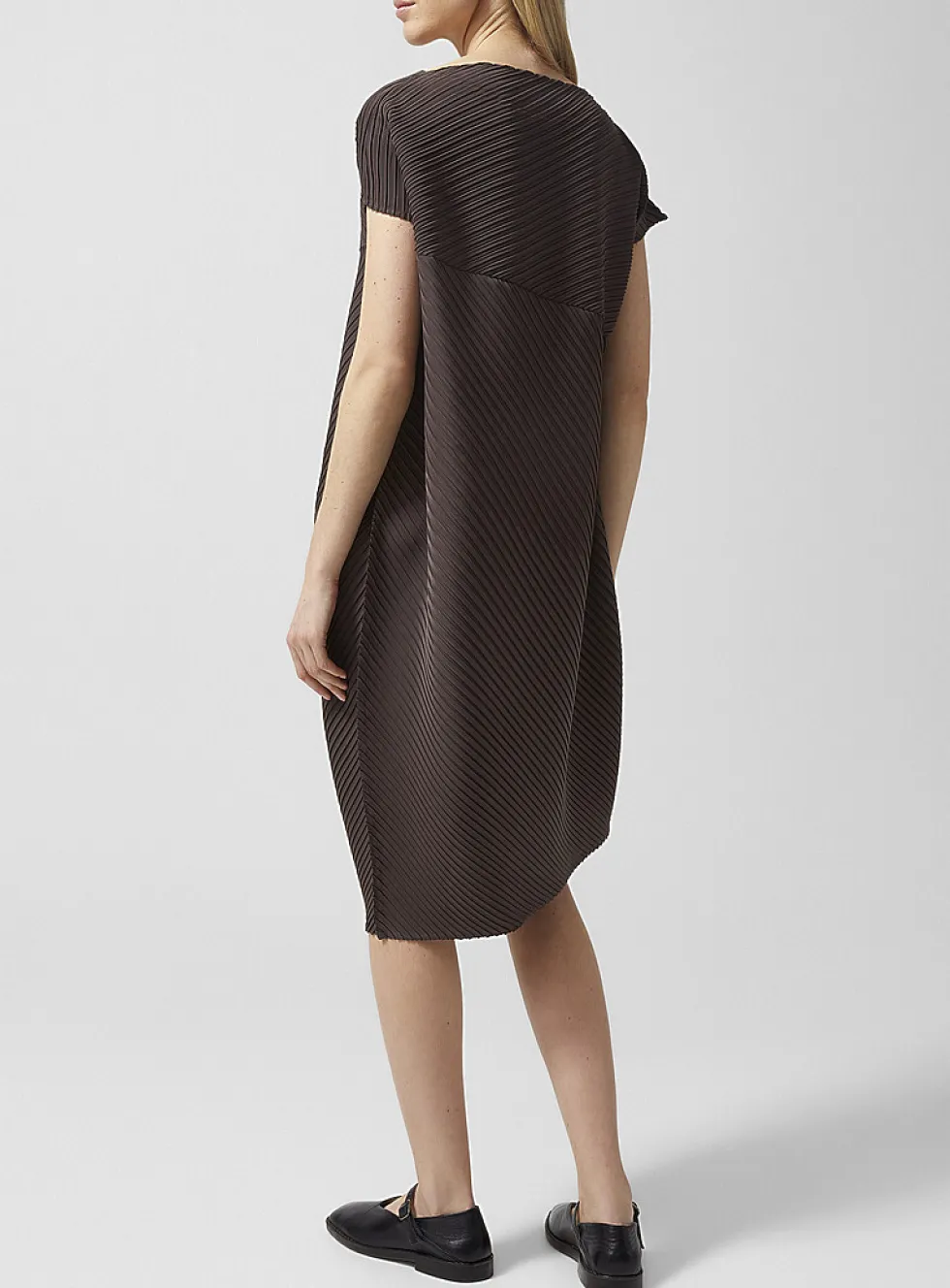 Slanted pleating dress