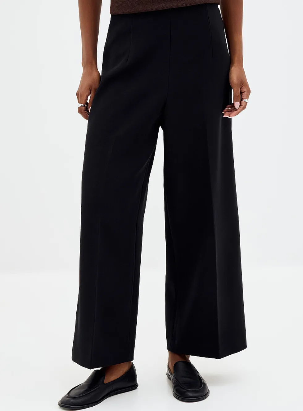 Sleek cropped wide-leg pant