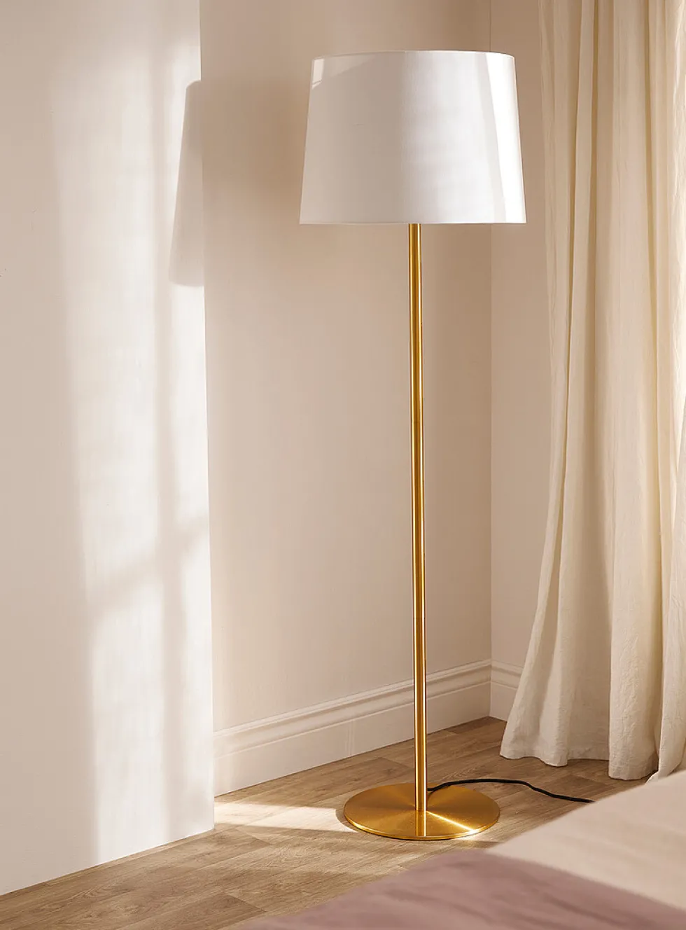 Slim base minimalist floor lamp