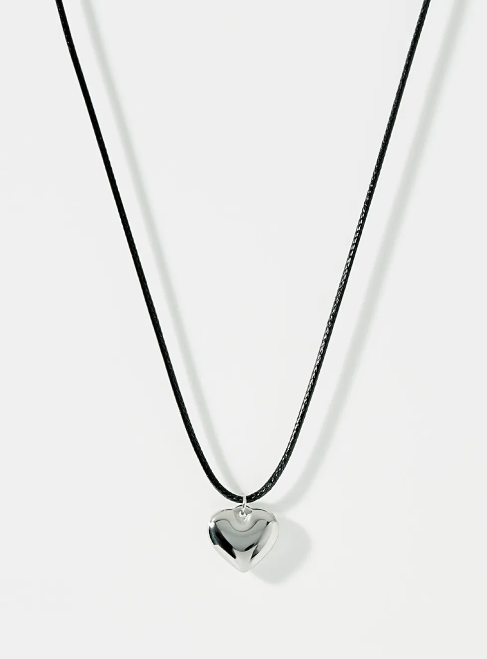 Small heart cord necklace
