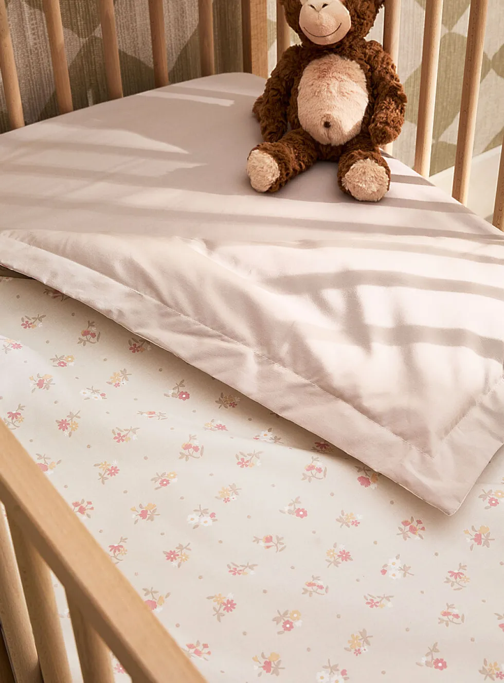 Soft foliage baby bed set