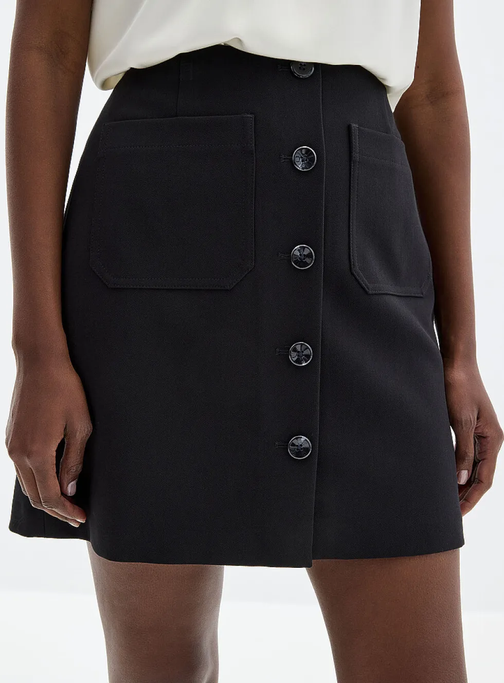 Soft piqué-textured buttoned skirt