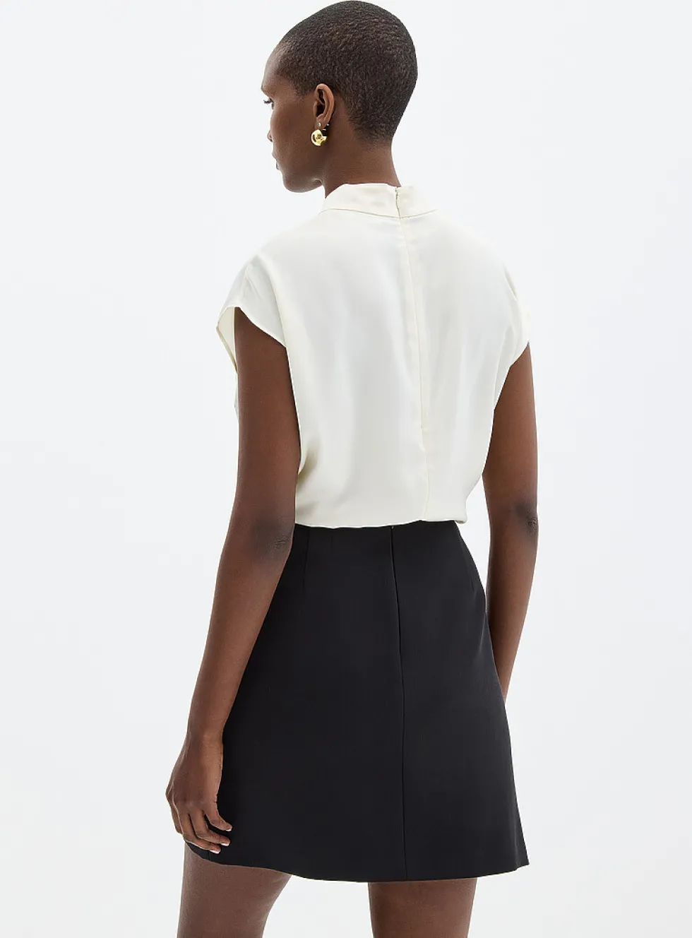 Soft piqué-textured buttoned skirt