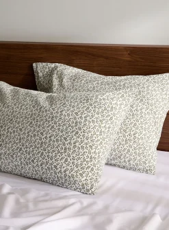 Soothing foliage pillowcases