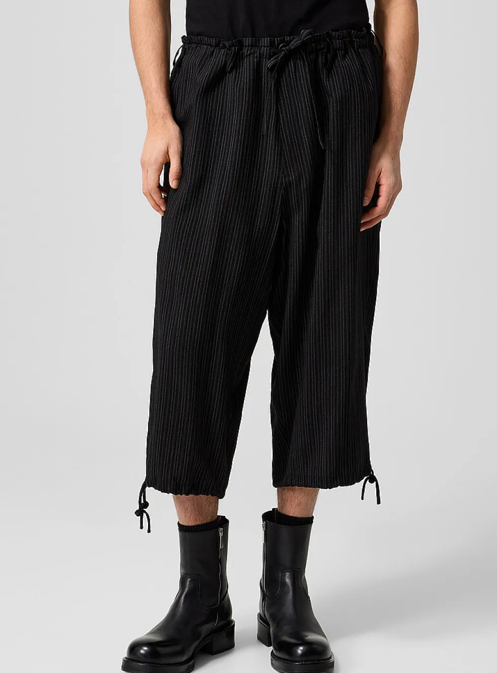 Supple pinstriped long Bermuda short