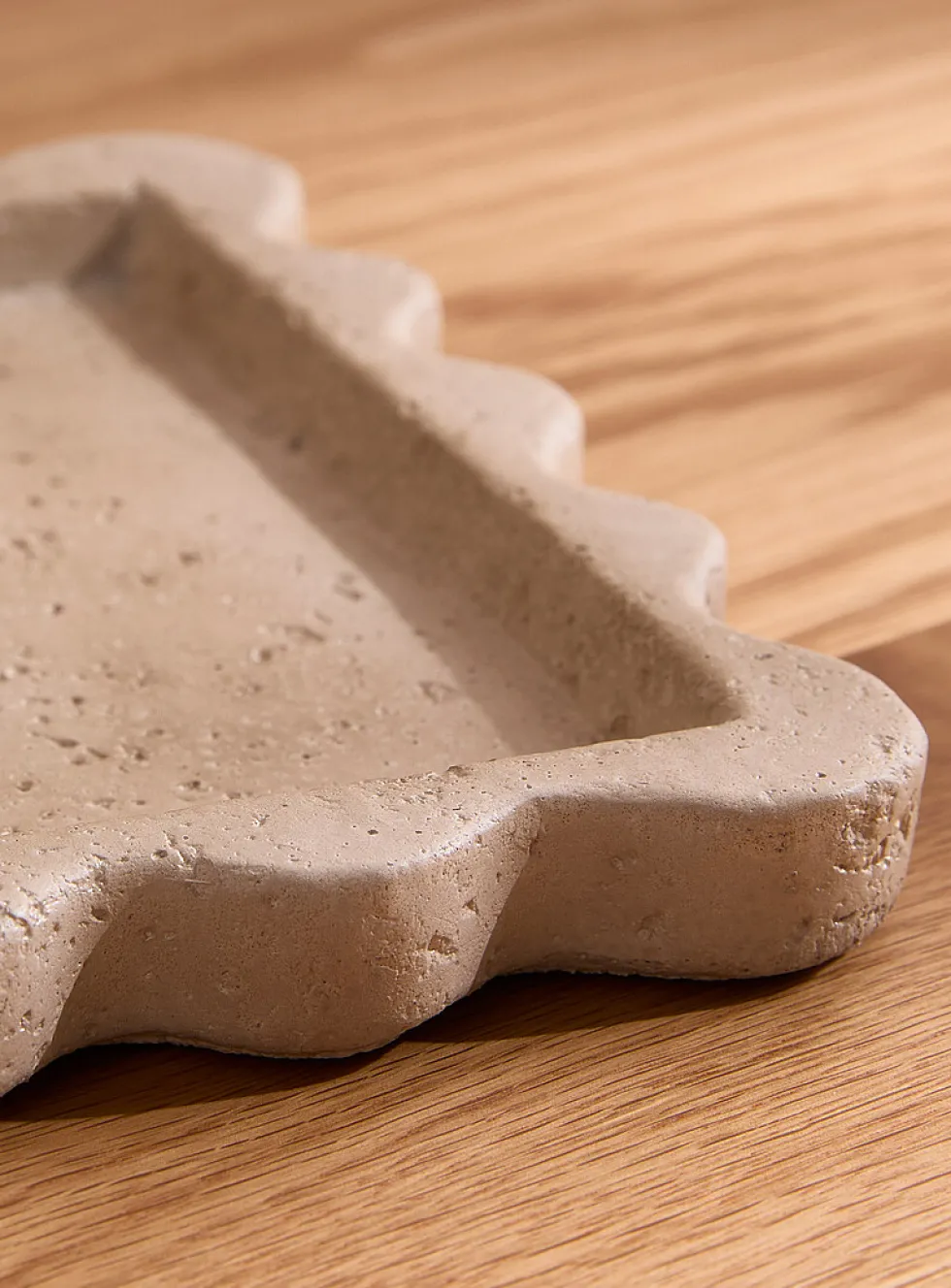 Wavy edge concrete tray