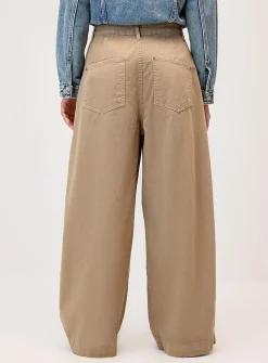 Wide-leg pleated jean
