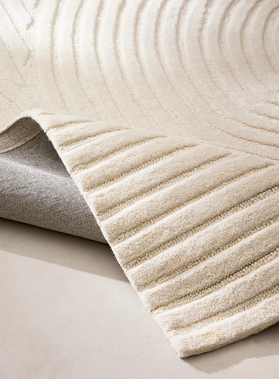 Winding contrast wool artisanal rug