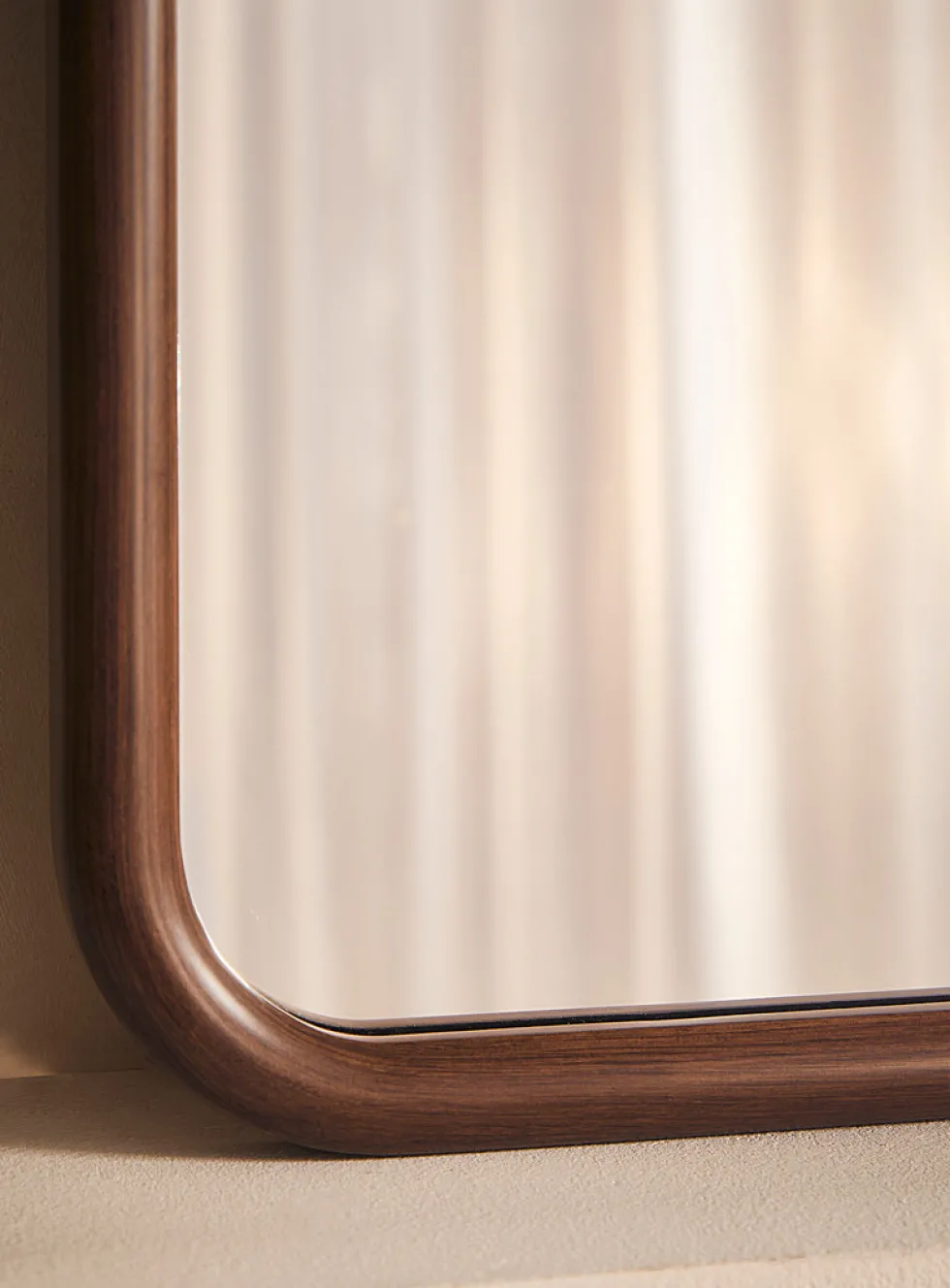 Woody richness round mirror